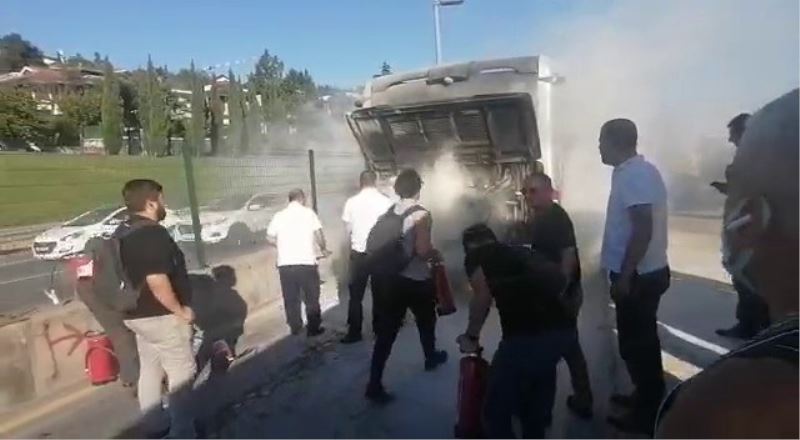 Kadıköy’de metrobüste yangın çıktı, yolcular panikle dışarı atladı
