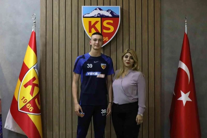 Kayserispor’da Mehmet Şamil Öztürk profesyonel imzayı attı
