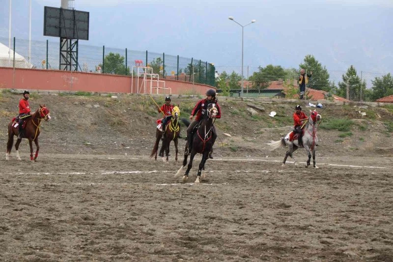 Erzincan’da ata sporu cirit yaşatılıyor
