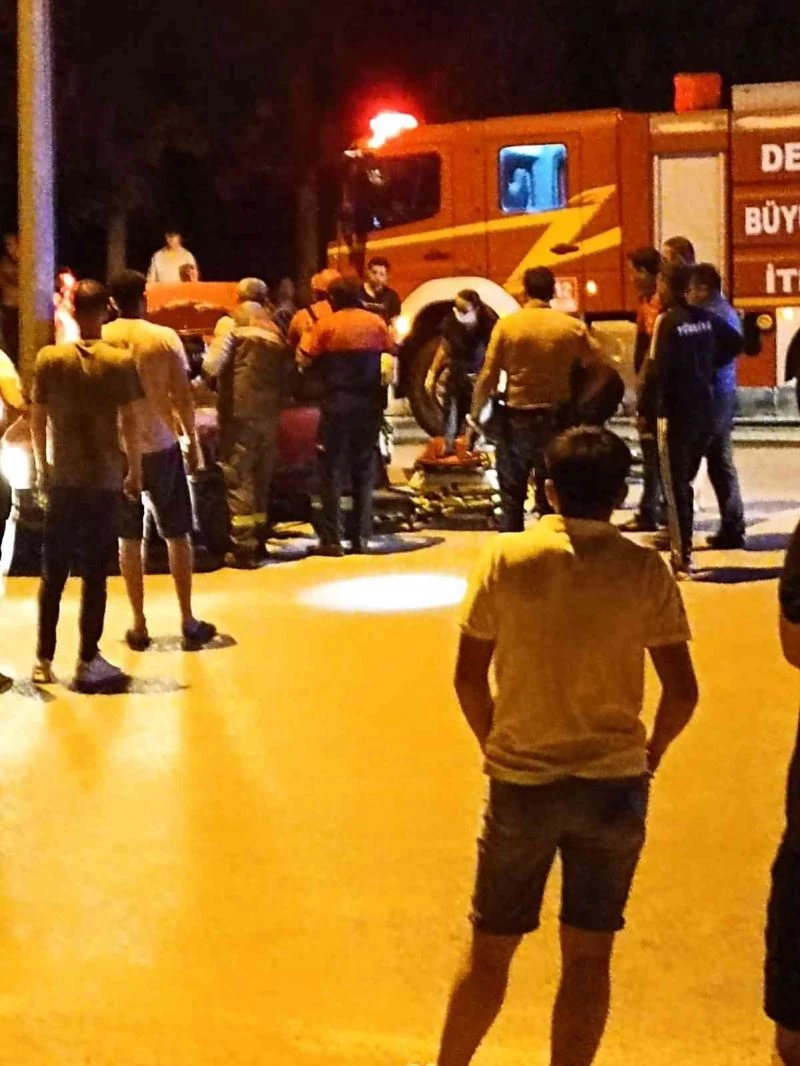 Orta refüjdeki direğe çarpan otomobil, genç sürücüye mezar oldu
