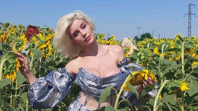 Ayçiçeği tarlasında mankenlerle muhteşem foto safari