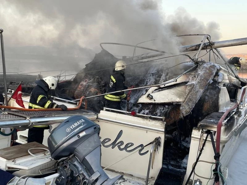 Tekirdağ’da Yat Limanında tekneler yandı
