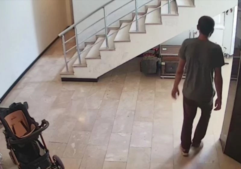 Hiçbir şey bulamayınca uzatma kablosu çaldı, kameralara yakalandı
