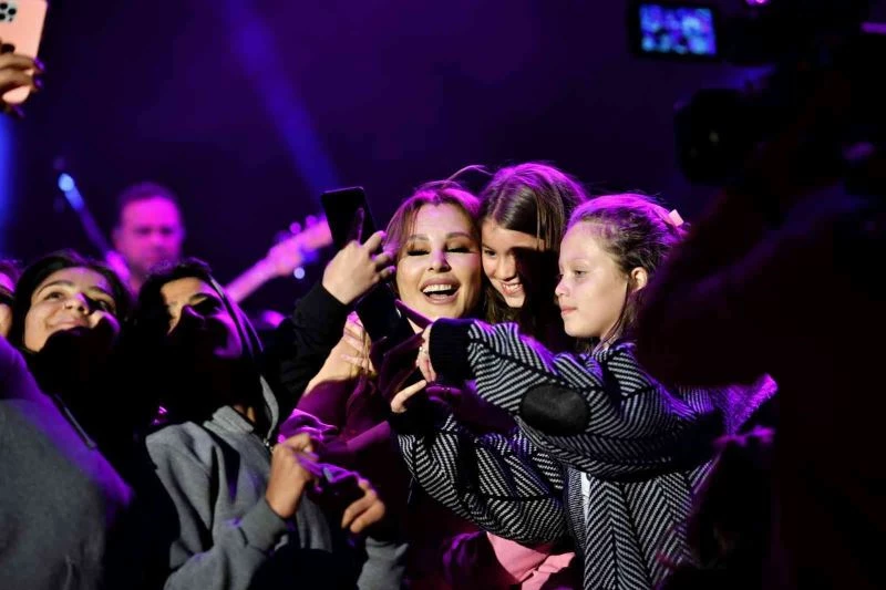 Feslikan’da Funda Arar rüzgarı
