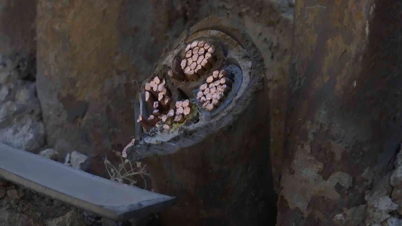 Kabloları çalmak isteyen hırsız yanlış kabloyu kesince 40 dairenin elektronik cihazı yandı
