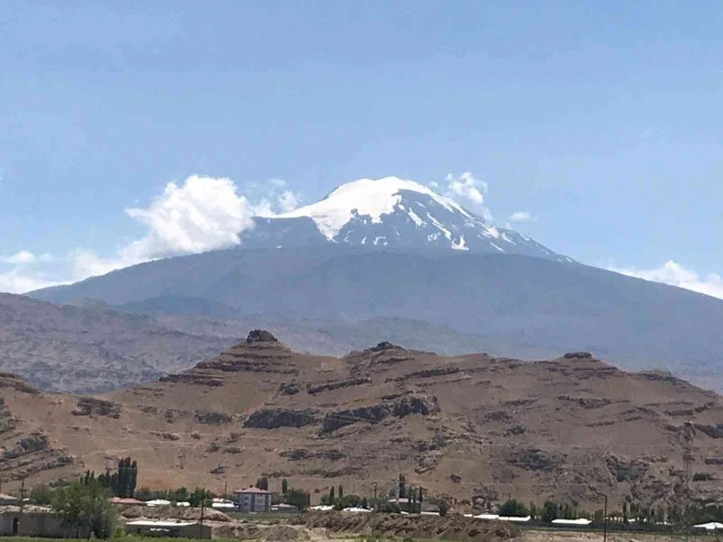 Sıcak havalar Dağı’ndaki karları eritti

