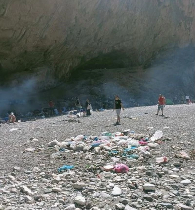 Tarihi alana gelişi güzel atılan çöpler tepkilere neden oluyor
