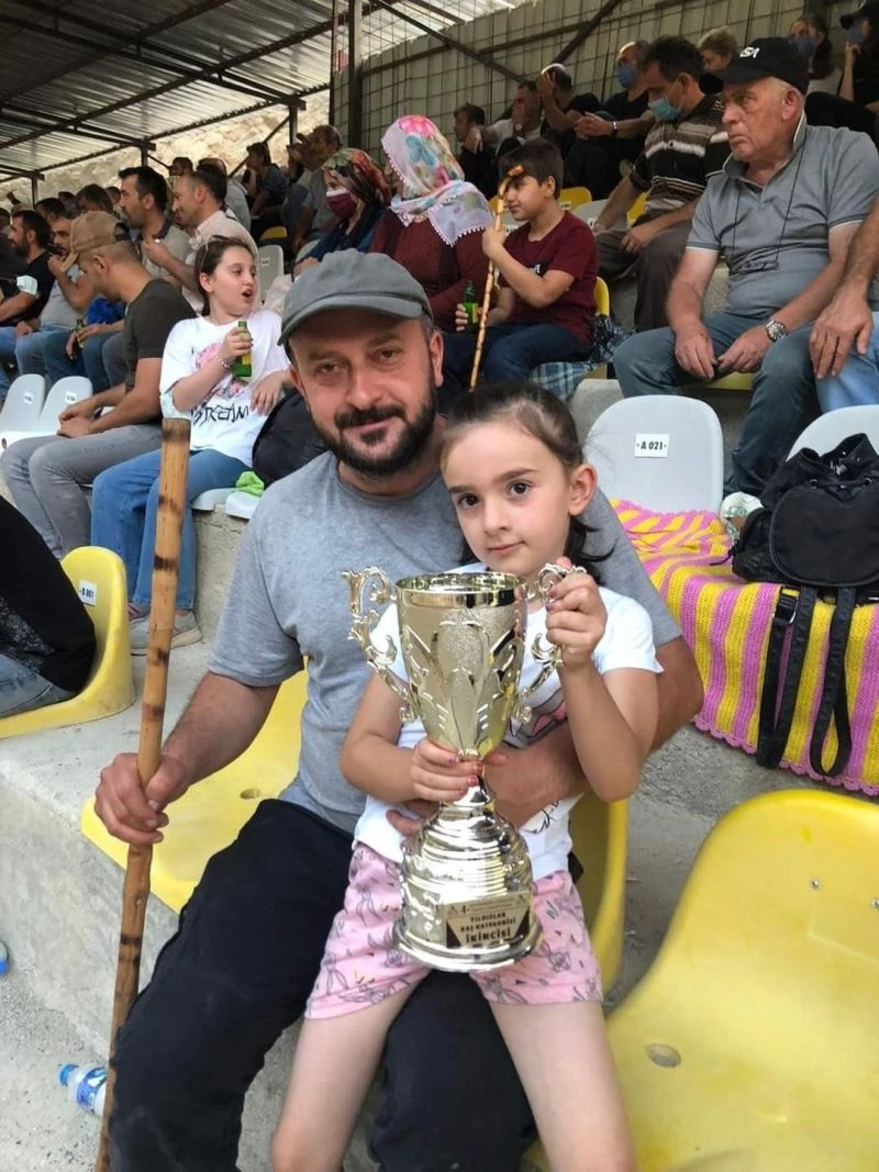 Minik İlkay park edilmeye çalışılan kamyonetin altında can verdi
