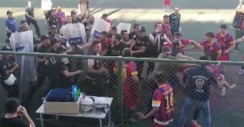 Kırmızı karta sinirlenen futbolcular hakeme saldırdı
