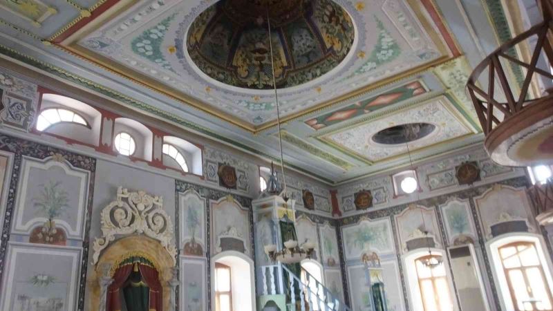 Rum ustalar ve Bulgar işçilerin yaptığı tarihi cami süslemeleriyle dikkatleri çekiyor
