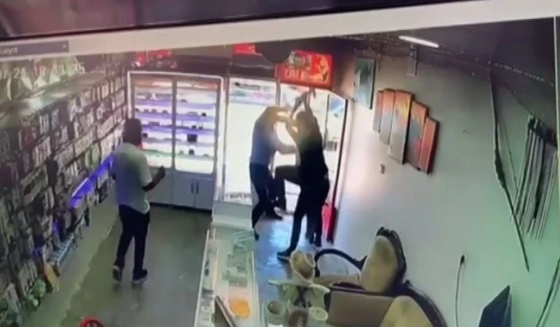 Satırlı ve keserli saldırı kamerada
