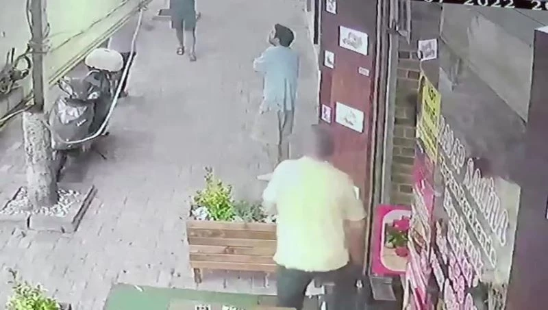 Arkadaşını boğazından bıçaklayıp, 4. kattan atladı
