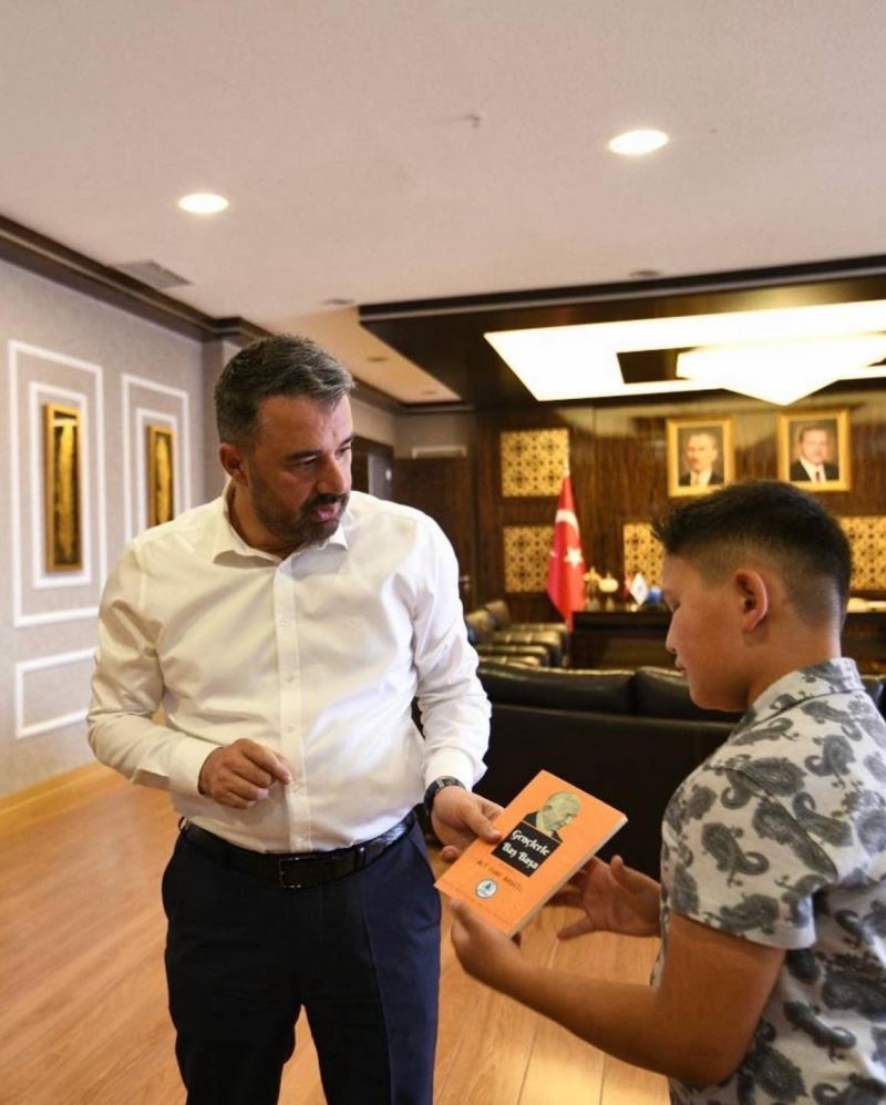 Pursaklar Başkanı Ertuğrul Çetin’den gençlere kitap okuma çağrısı
