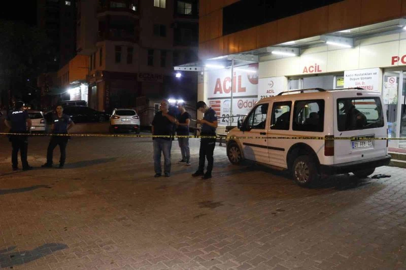 Seyir halindeki araca düzenlenen silahlı saldırıda yolcu konumundaki kişi başından vuruldu
