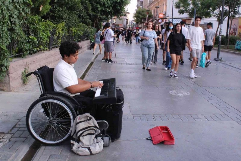 İranlı Amirali’nin ezgileri İzmir sokaklarında
