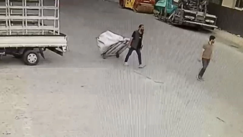 İstanbul’da “pes” dedirten hırsızlık kamerada: Çekçekle gelip kırıcı çaldılar
