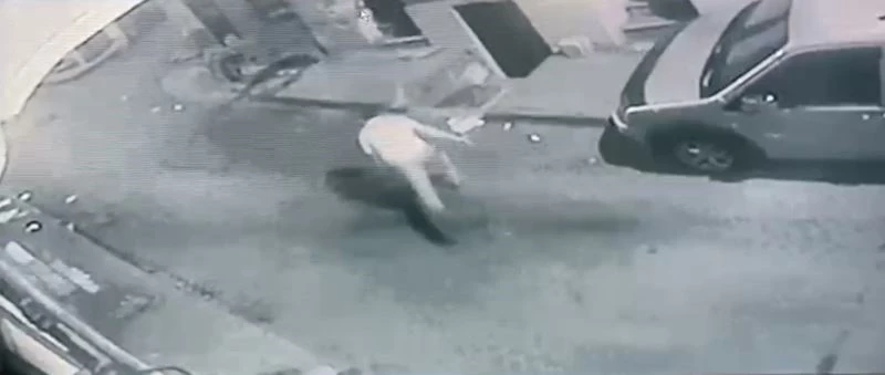 İstanbul’da dehşet anları kamerada: Önce vurdular sonra kavga edip kaçtılar
