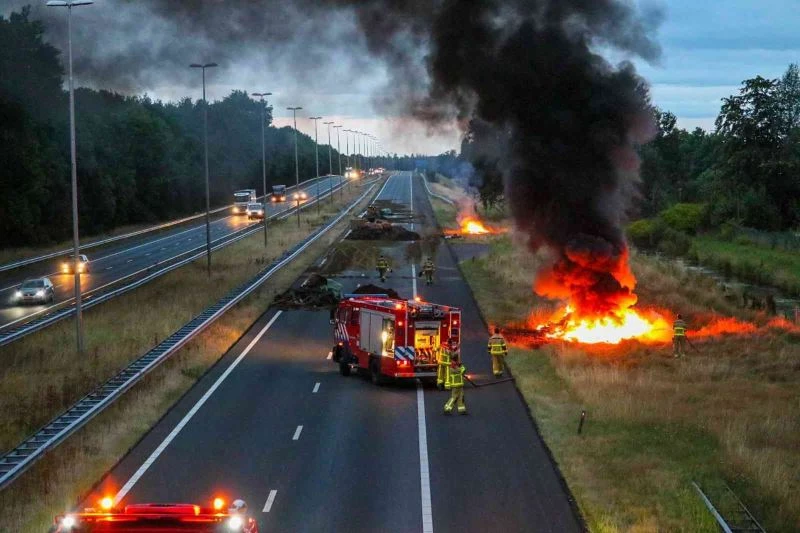 Hollanda’da yol kapatan çiftçiler saman balyalarını ateşe verdi
