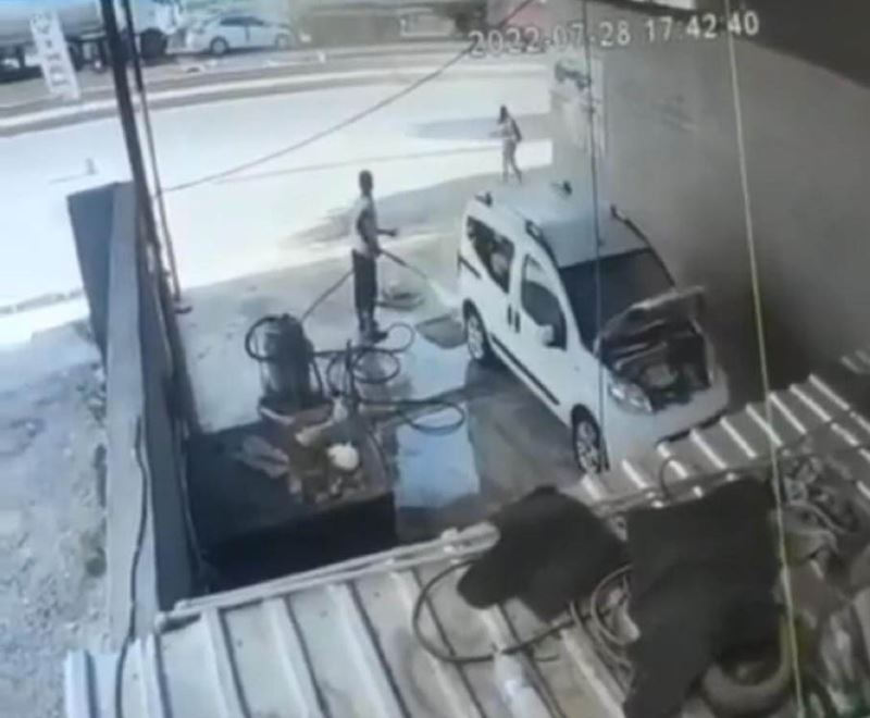Mardin’de zincirleme kazada yoldan geçen kadın saniyelerle kurtuldu
