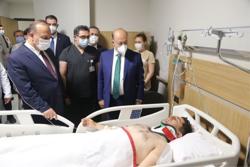 Çalışma ve Sosyal Güvenlik Bakanı Vedat Bilgin, trafik kazasında yaralanan polis memurunu ziyaret etti
