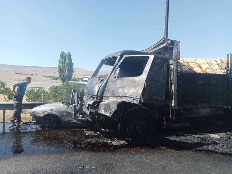 Kayseri’de feci kaza: Otomobilin içerisinde yanarak can verdiler (1)
