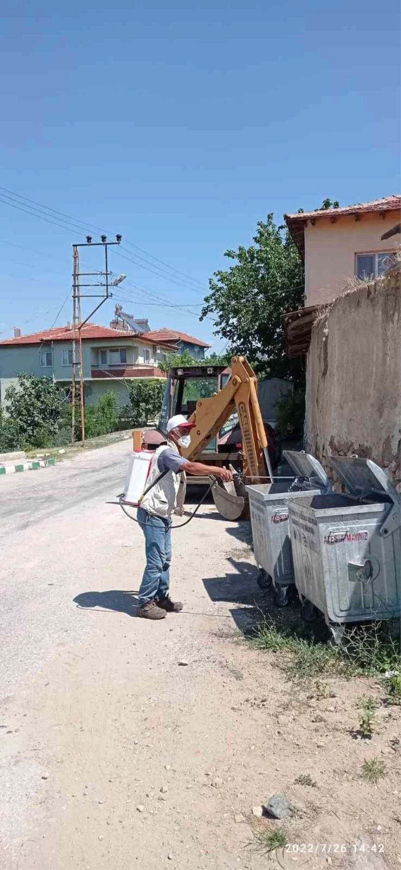 Çöp konteynerleri yerinde ilaçlanarak dezenfekte ediliyor
