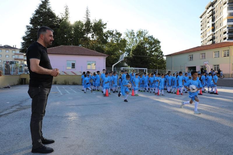 Pursaklar Belediye Başkanı Çetin’den binlerce çocuğa spor malzemesi hediyesi
