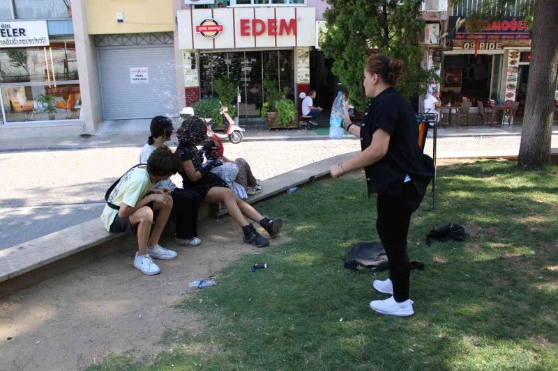 Efeler’de sıcak hava bunalttı, vatandaşlar gölgelere akın etti
