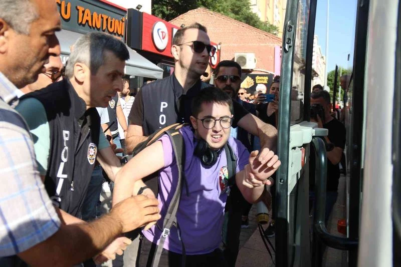 Eskişehir’de izinsiz LGBT yürüyüşüne polis müdahalesi: 10 gözaltı
