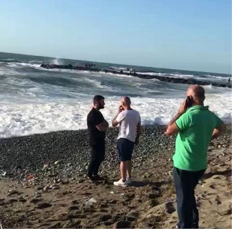 Of’ta denize giren genç dalgalar arasında kayboldu
