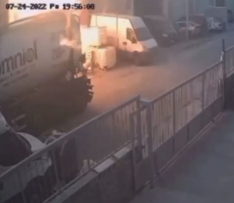 İzmir’de 1 kişinin öldüğü kimya imalathanesindeki patlama anı kamerada
