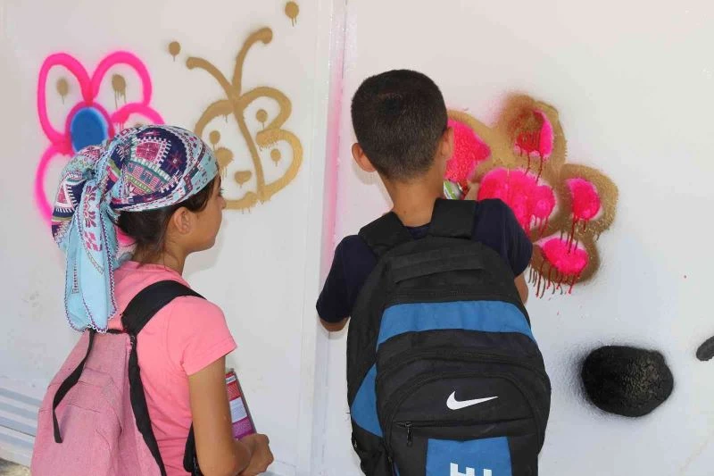 Servis bekleyecekleri durağı gönüllerince boyadılar
