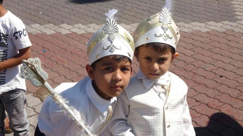 Toplu sünnet şöleninde 264 çocuk doyasıya eğlendi
