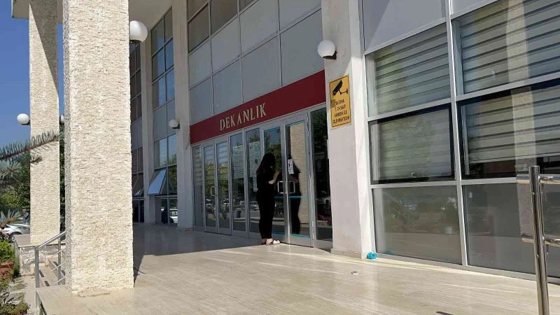 Geç kaldığı sınava girebilmek için kapıyı zorladı, camlara vurdu
