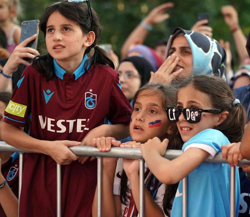 Trabzonsporlu taraftarlar meşalelerle geceyi aydınlattı
