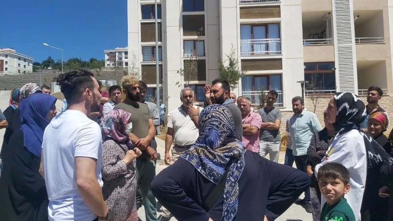 Lağım suları evlerinin içine dolan site sakinleri isyan etti
