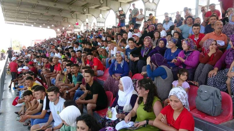 Futbol turnuvasında tribünleri kadınlar doldurdu
