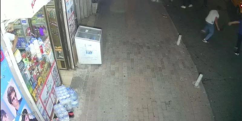 (Özel) Kağıthane’de ‘laf atma’ kavgası: Kemerler, bıçaklar havada uçuştu
