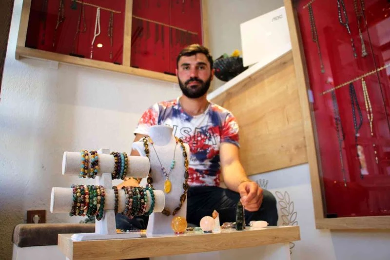 Doğal taşları tasarıma dönüştürerek şifa dağıtıyor
