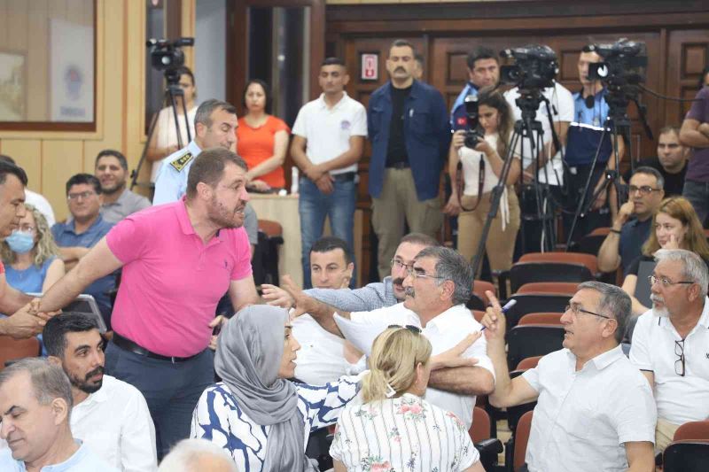 Akdeniz Belediye Meclisi’nde ’PKK’ gerginliği
