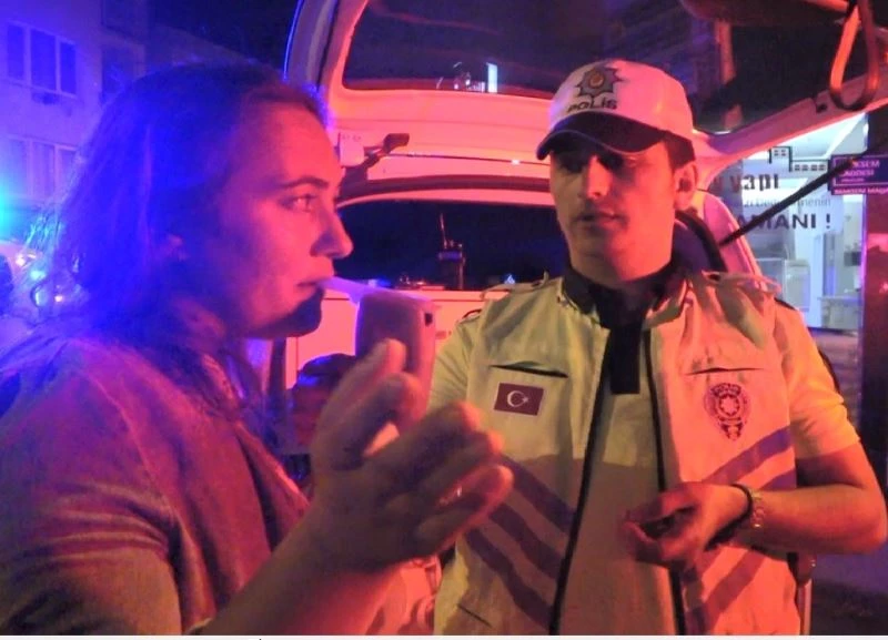 Alkollü kadın sürücü oğlunun yanında alkollü araç kullandı, ortalığı bir birine kattı
