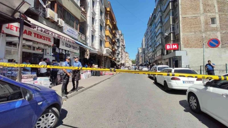 Fatih Aksaray Küçüklanga caddesi üzerinde 2 grup arasında silahlı kavga çıktı. İlk belirlemelere göre 2 kişi yaralandı. Olay sonrası bölgeye çok sayıda polis ve sağlık ekipleri sevk edildi.
