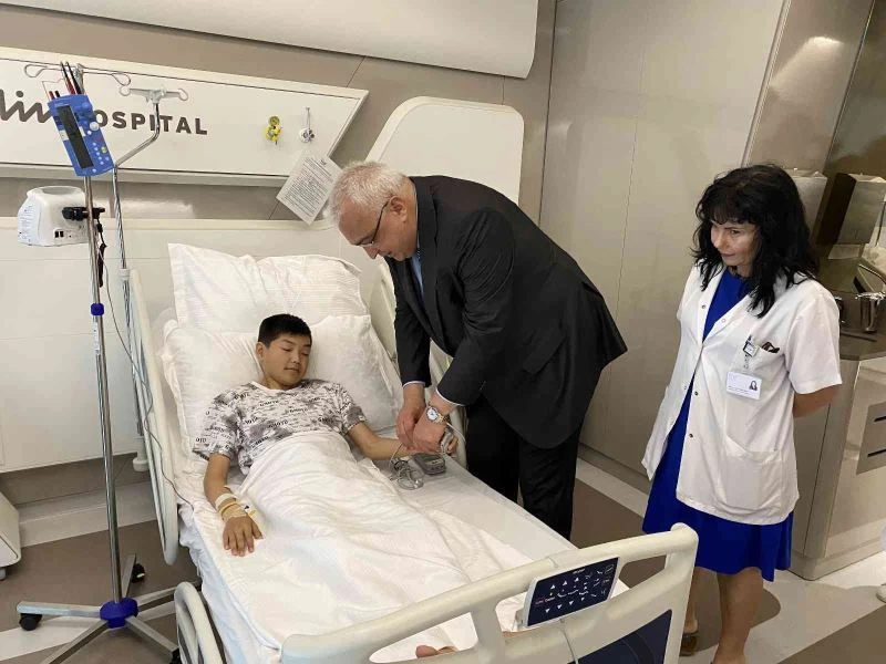 Kırgızistan’a sempozyum için giden Türk hekim, kalp hastası çocuğa şifa oldu
