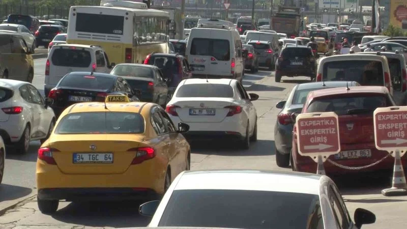 Trafikten kaçmak için kaldırımdan giden “uyanık” sürücüler kamerada
