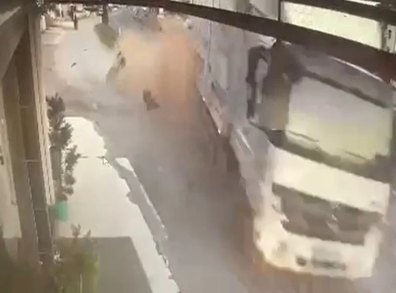 Yoldan çıkan kamyon 2 sıfır aracı pert etti
