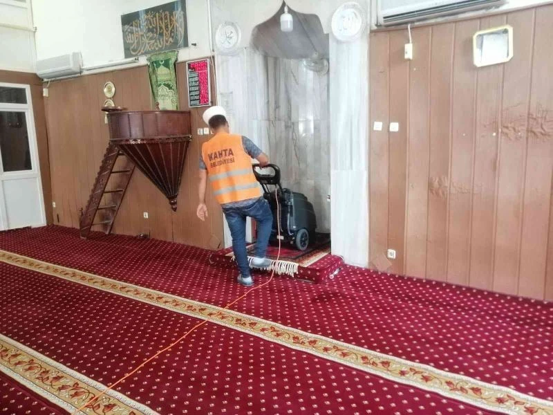 Kahta Belediyesi ibadethaneleri temizliyor
