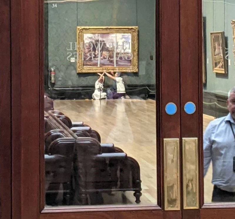 İklim aktivistleri yapışkanlı eylemlerine devam ediyor
