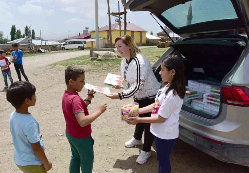 Kendi imkanlarıyla çıkardığı etkinlik kitabını köy köy dolaşıp çocuklara hediye ediyor
