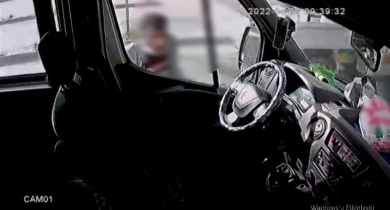 Tereyağından kıl çeker gibi kadının cep telefonunu çantasından çaldı
