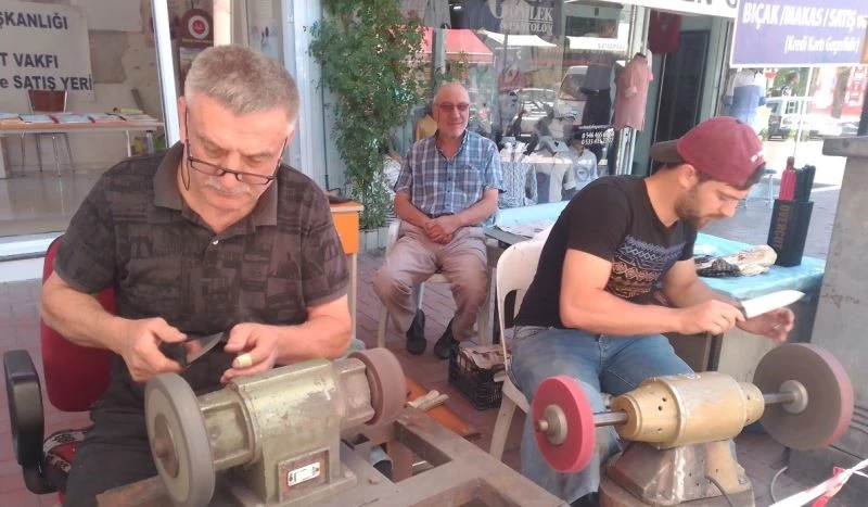 Bıçaklar kurbana hazırlanıyor
